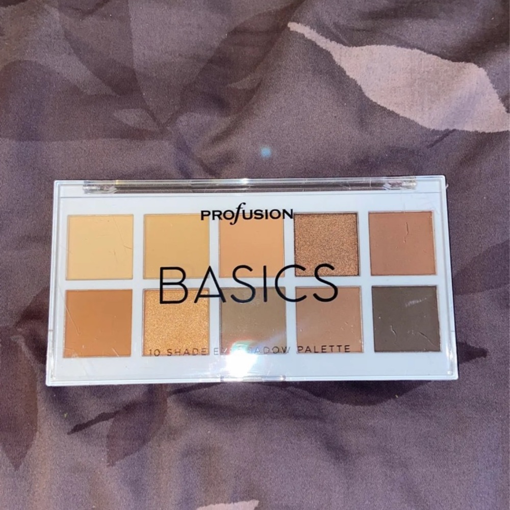 Nude eyeshadow palette
